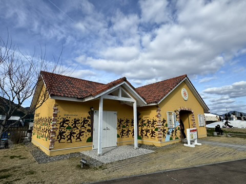 有田川ポッポ絵本館内で原画展の絵本が見られます