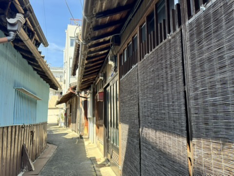 ペンキの水色が色褪せた簾と調和している凄さ。