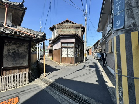 橋本路地散策　こんな不規則建築がたまらない